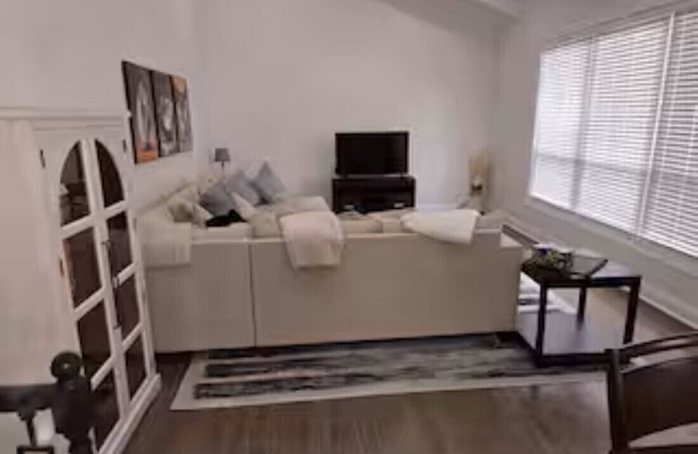 Spacious newly rehabbed, 5-bedroom house in nice Skokie with AC, WiFi