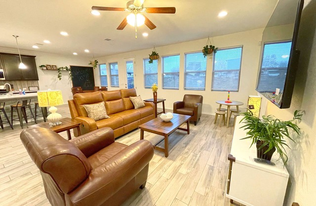 Spacious North Austin Retreat ✦ Family Pet Friendly ✦ Near Domain, Q2 & Downtown
