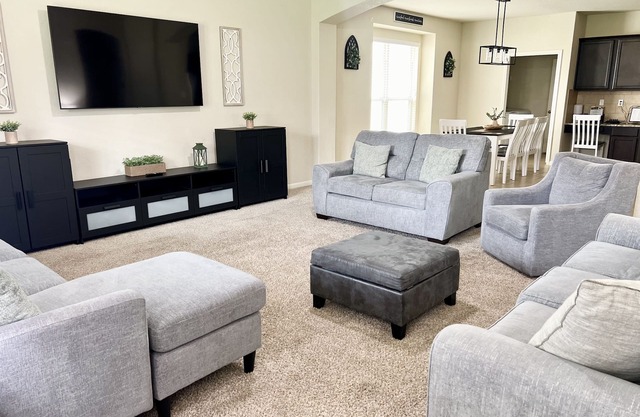 Spacious Oasis 5BR/4BA Lackland AFB BMT Riverwalk