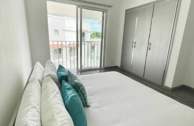 Spacious ocean view 3 bedroom apartmentn