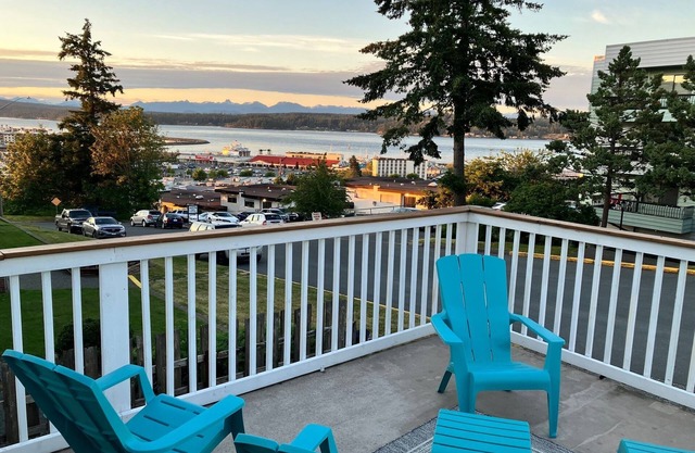 Spacious Oceanview House - steps to downtown!