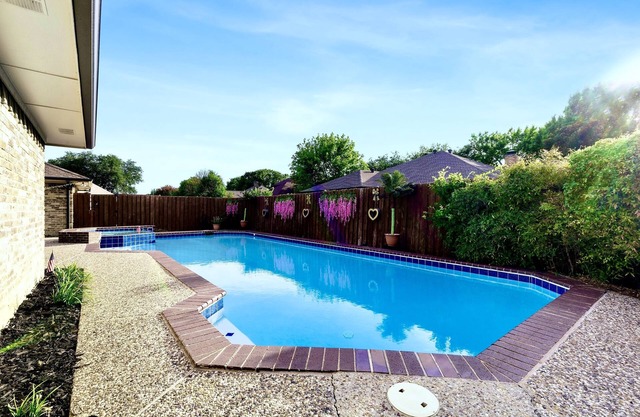 ✨Spacious, Peaceful & Charming w Pool! Sleeps 14, BBQ, Games, Family Friendly