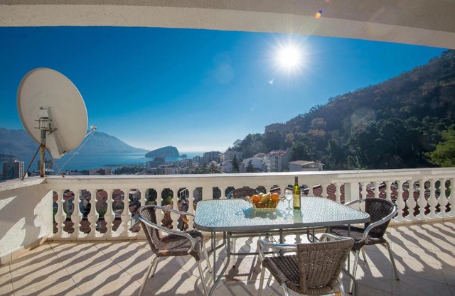 Spacious penthouse with spectacular sea view