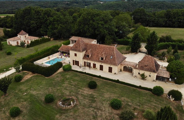 Spacious Périgord house for 15 people with swimming pool