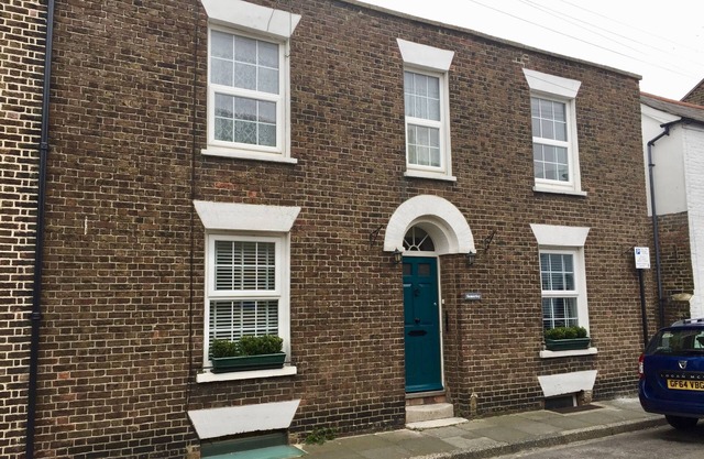 Spacious period holiday cottage in Deal, walk to beach, town and restaurants