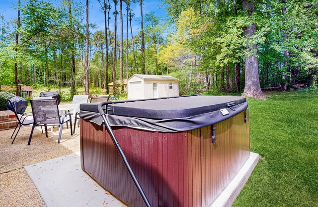 Spacious pet friendly house w/private hot tub, patio, firepit & grill