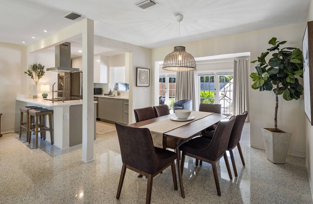 Spacious Pink Streets Retreat - Minutes to Beach and Downtown
