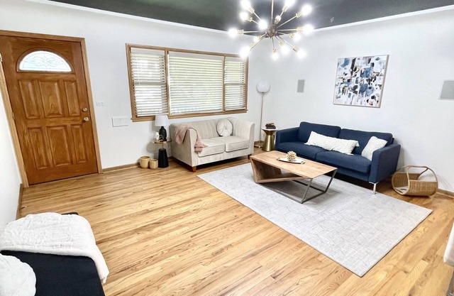 Spacious, private & fun Benson beauty-whole home!