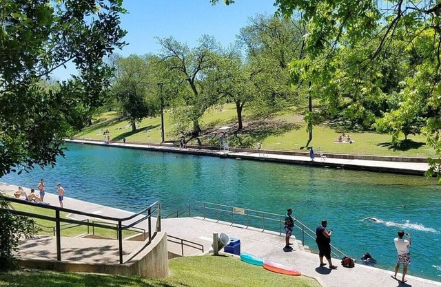 Spacious & Private Retreat 20 Minutes to Austin!