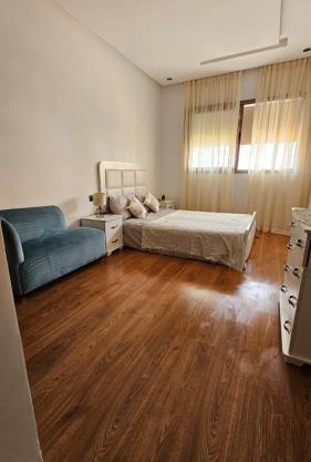 Spacious Private Room next to the airport