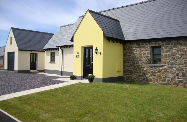 Spacious property with garden, rural setting, close to blue flag beach
