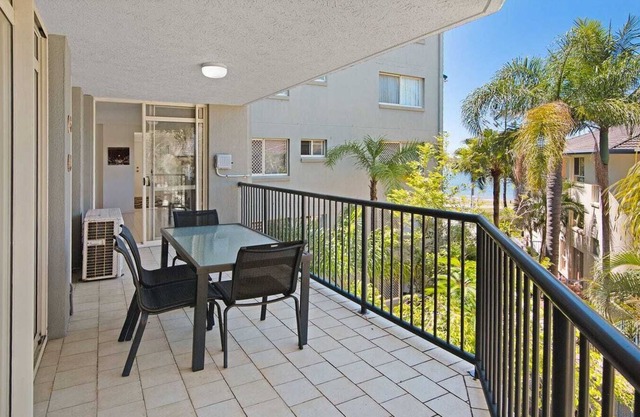 Spacious quiet airconditioned apartment right on the Broadwater near everything