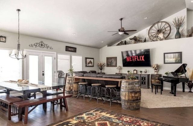 Spacious Retreat for over 32 Parking, Horse Stalls