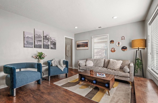 Spacious Retreat, 4 Br/3 Full Ba, Pet-Friendly, Longer Stay Welcome, HotTub