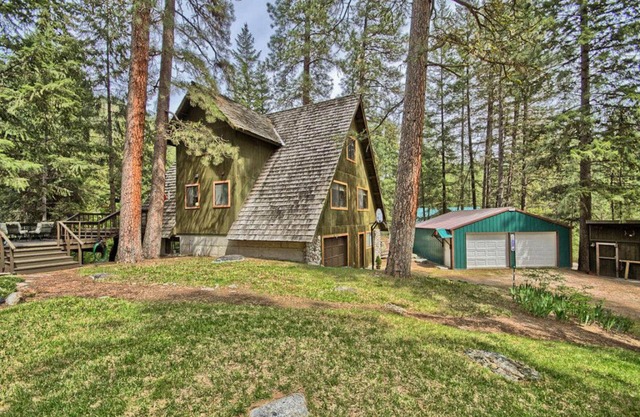 Spacious riverfront home near Leavenworth with beach - dog-friendly
