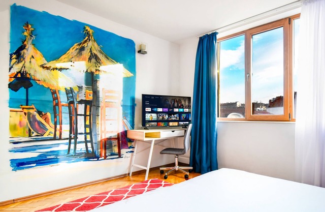 Spacious Room in the Center - King Bed + Smart TV