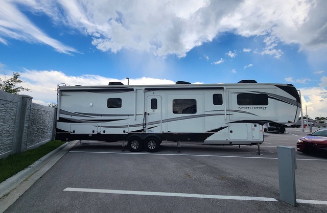 Spacious RV for Short/Long Term Rent