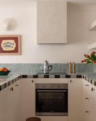 Spacious, seaside pied-à-terre with stunning views, opposite Cott beach & cafes