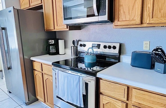 Spacious Single Story Home w Fenced in Backyard - Pet Friendly