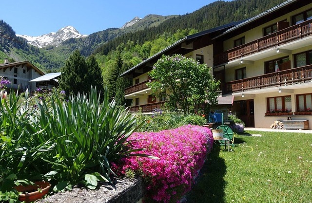 Spacious Ski-In/Ski-Out Apartment for 8 with Parking and Ski Storage