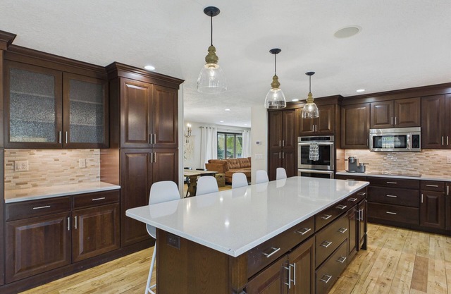 Spacious Sleeps 18+ 6-bedroom house with movie theatre, sports court, huge yard
