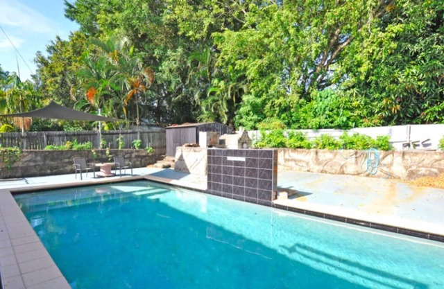 Spacious Springwood 5-Bedroom House with Cool Pool
