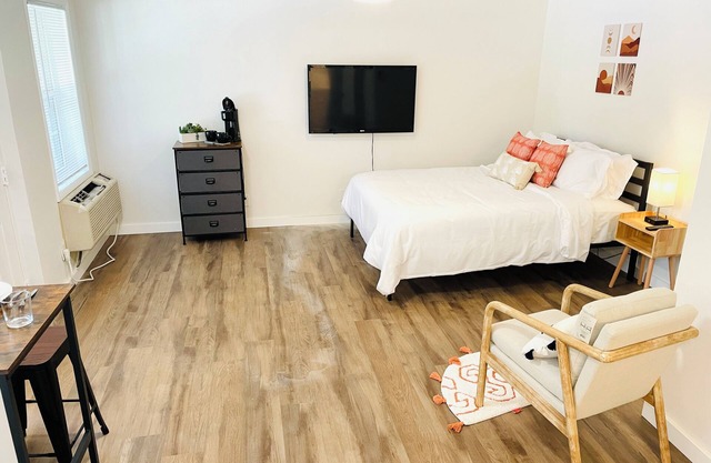 Spacious Studio Unit near Downtown & UAMS Little Rock with WiFi, AC