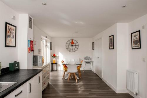 Spacious & Stylish 4-Bed House with Hot Tub in Prime Location