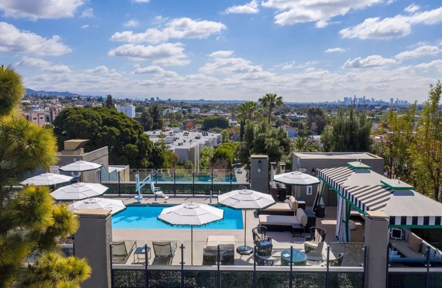 Spacious Suite with Recreational Amenities! Rooftop Heated Pool, Pet-friendly!