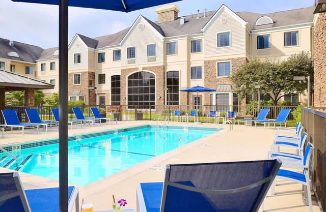 Spacious Suite with Private Kitchen! Outdoor Pool, Free Breakfast, Pets Allowed!