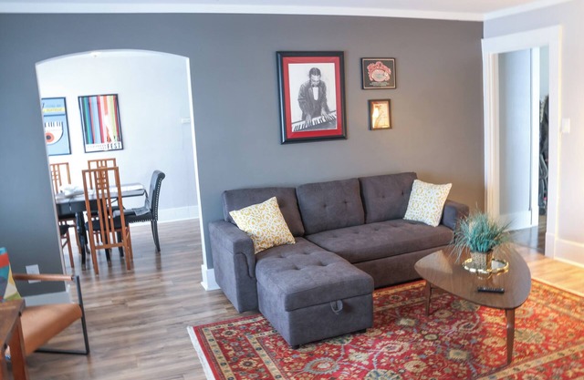 Spacious sunny 2-bedroom apartment with all the comforts of home