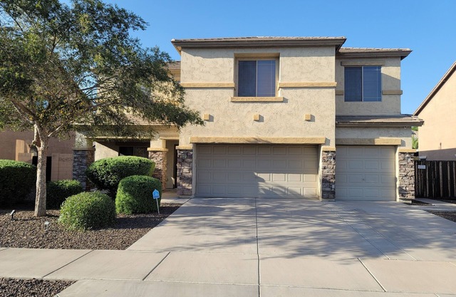 Spacious Surprise AZ home. Next to Surprise stadium/tennis/golf/shopping/casino.