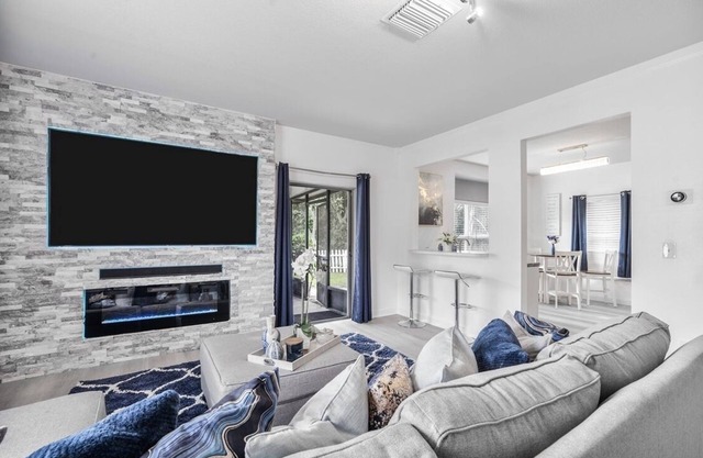 Spacious Tampa Home 4bed 3bath + Game Room! Great location!
