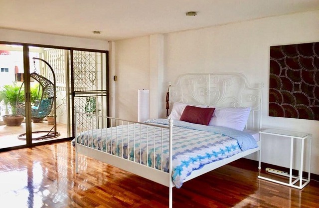 Spacious, lovely city townhome ideal for traveling family and friend groups