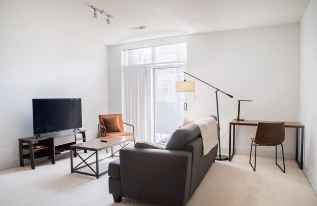 Spacious Third Ward Apt Near Summerfest with Balcony