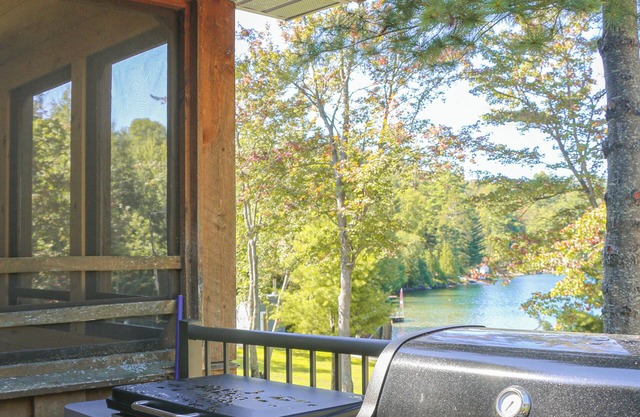 Spacious Three-Bedroom Cottage on pristine Fairbank Lake