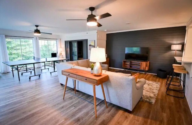Spacious, Town Square, Theatre Room! 4 bed/2 bath Private Home on town square