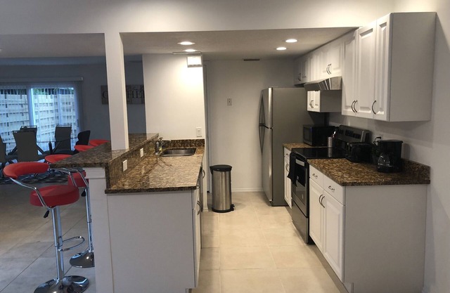 Spacious Townhome Minutes from UTC Mall, SRQ Airport, Siesta Key & Downtown