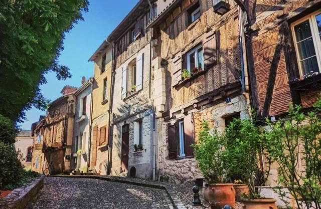 Spacious townhouse, free parking