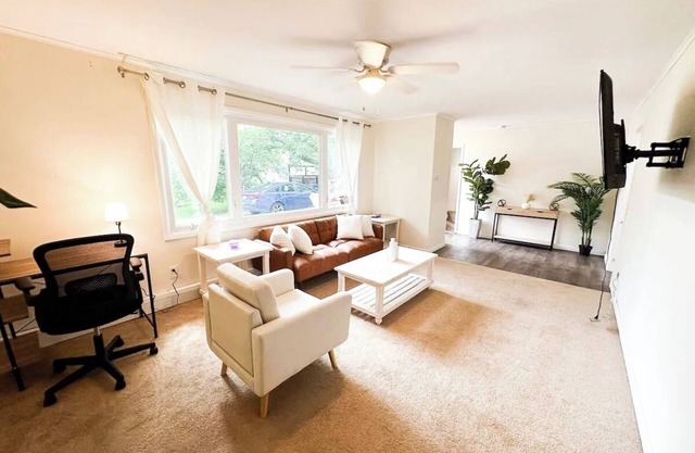 Spacious Townhouse in 809 Park