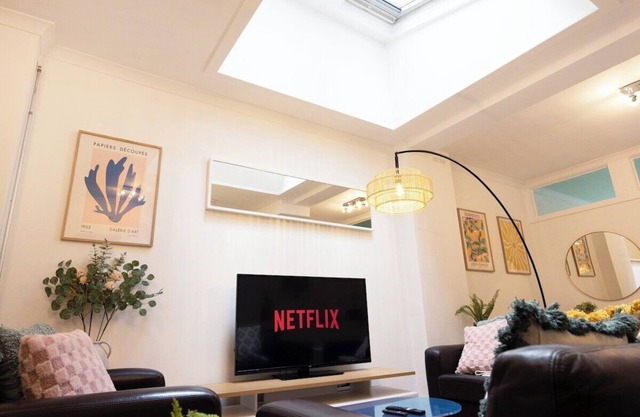 Spacious two-bed apartment 100m from Trafalgar sqr
