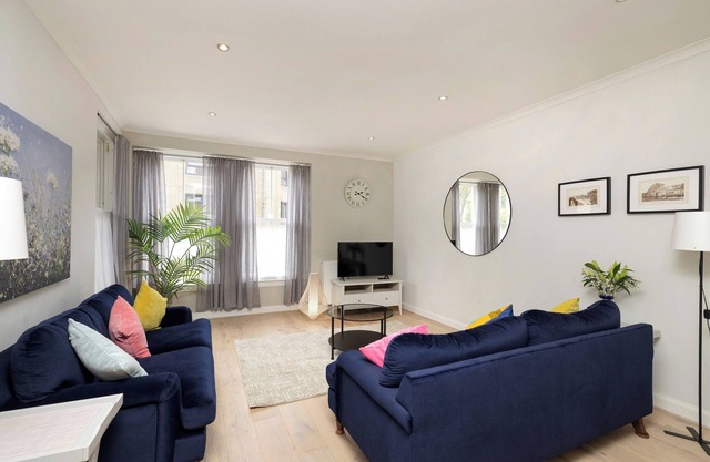 Spacious two-bedroom mews cottage located in the beautiful Dean Village area of Edinburgh. Sleeps 4.