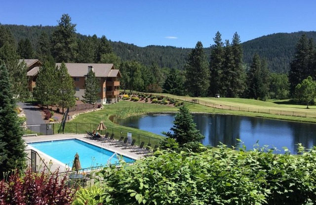 Spacious Updated Condo 10 Min. Walk to Town; Views, Seasonal Pool,Yr Rd Hot Tub