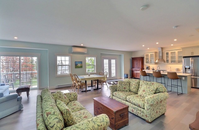 Spacious upper level 2 bedroom unit