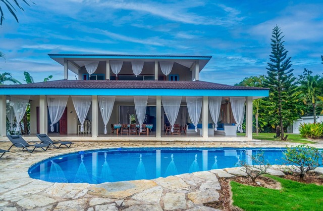 Spacious villa-3 bedrooms-3.5 bath-Priv pool-Garden-BBQ-Near beaches and center