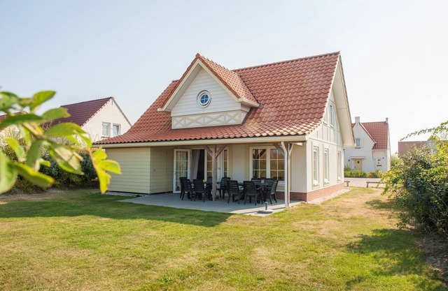 Spacious Villa by the Sea