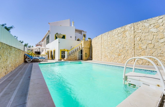 Spacious villa conveniently located in quiet cut-de-sac in Lagoa