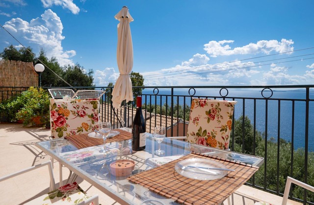 Spacious villa, large private pool, fantastic sea views, WiFi. A/C