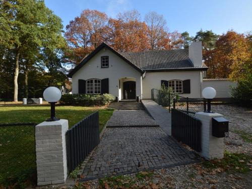 Spacious villa near Arcen in a wooded area