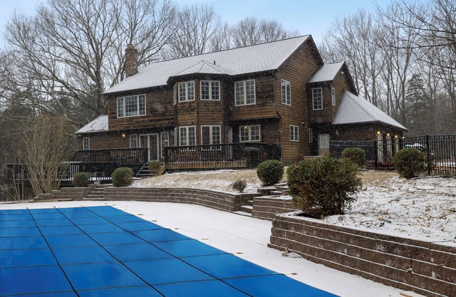 Spacious villa w/Pool, Hot Tub & Game Room on 7.5 private acres